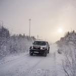 Ute i snön snöar snö skoter skogen 