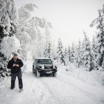 Ute i snön snöar snö skoter skogen 