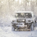 Ute i snön snöar snö skoter skogen 