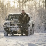 Ute i snön snöar snö skoter skogen 