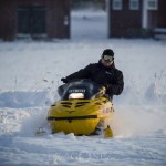 Ute i snön snöar snö skoter skogen 