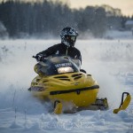 Ute i snön snöar snö skoter skogen 