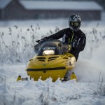 Ute i snön snöar snö skoter skogen 