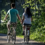 Promenad till 4H gården håller händer getter får cyklar ankor 4h gården 4h 