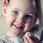 Melle tjej söt skratt porträtt popcorn minellie Melle liten leker kanin glad fundersam barn 