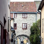 Gotland visby toyotafjcruiser toyotafj toyota tofta strykjärnet stad småhus ringmuren port pitoreskt lantligt körsbärsblomster kärlek hund havet gränder gotland får dörr 