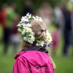 Midsommarfirande vid Hammarskog spelmänn midsommarstång midsommarfirande midsommar människor hammarskog glada barn 