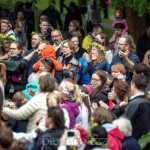 Midsommarfirande vid Hammarskog spelmänn midsommarstång midsommarfirande midsommar människor hammarskog glada barn 