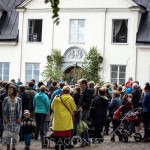 Midsommarfirande vid Hammarskog spelmänn midsommarstång midsommarfirande midsommar människor hammarskog glada barn 